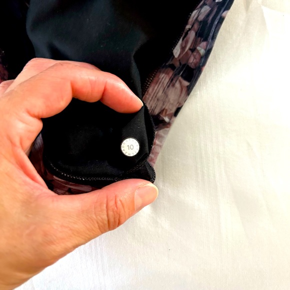 Lululemon Medium Support Energy Bra. Floral, size 10 - Picture 3 of 4